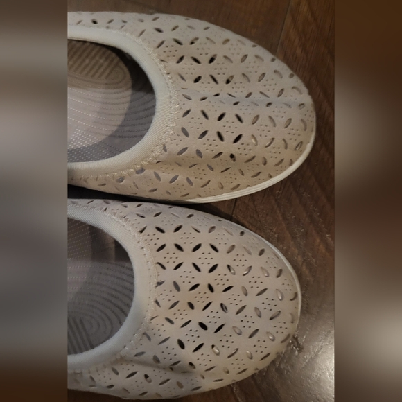 Clarks Beige Women's Cloud Steppers Flats with Laser Cutout Design  Size 11  EUC - Picture 5 of 7